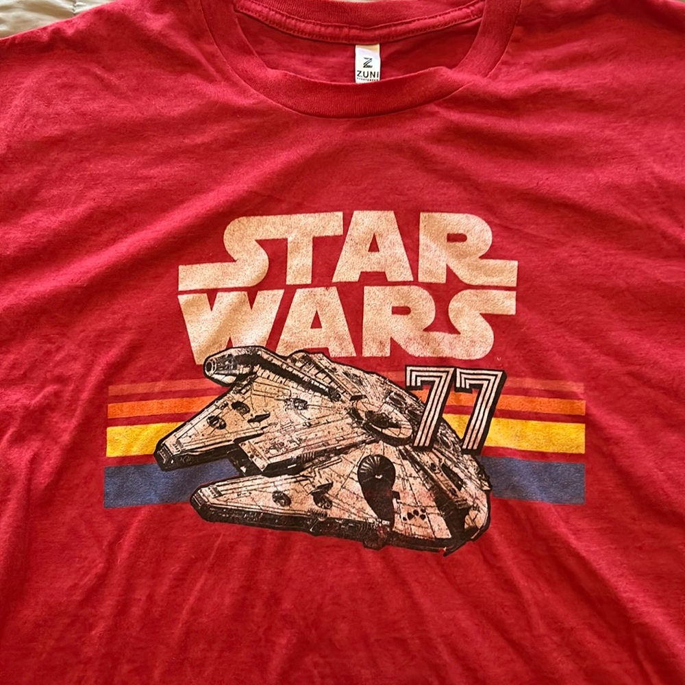 Vintage 1977 Star Wars millennium falcon T-shirt.
￼